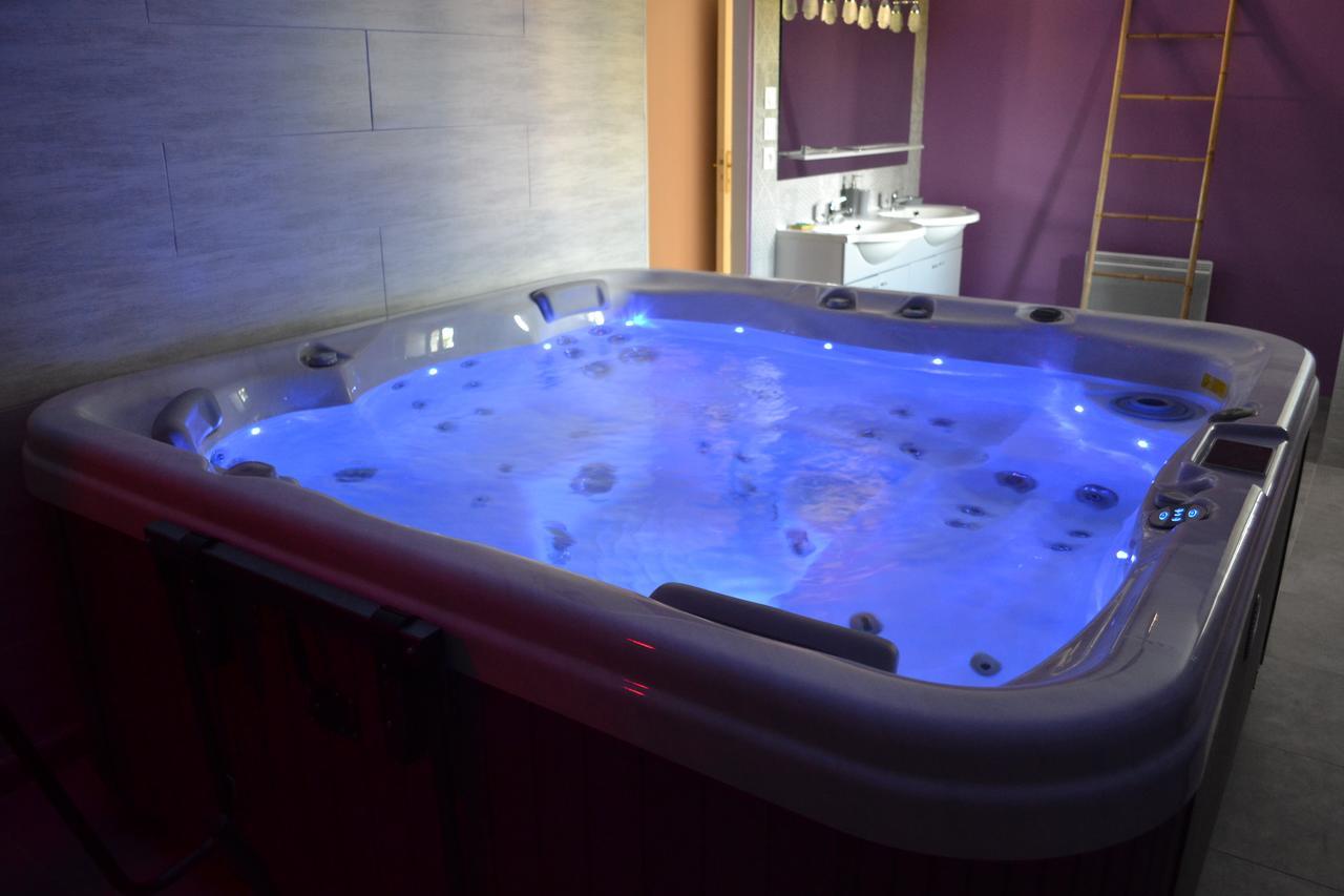 Au Coeur Du Bien-Etre, Chalet Avec Piscine Chauffee Et Couverte, Spa, Sauna, Massages Monteaux Exterior foto
